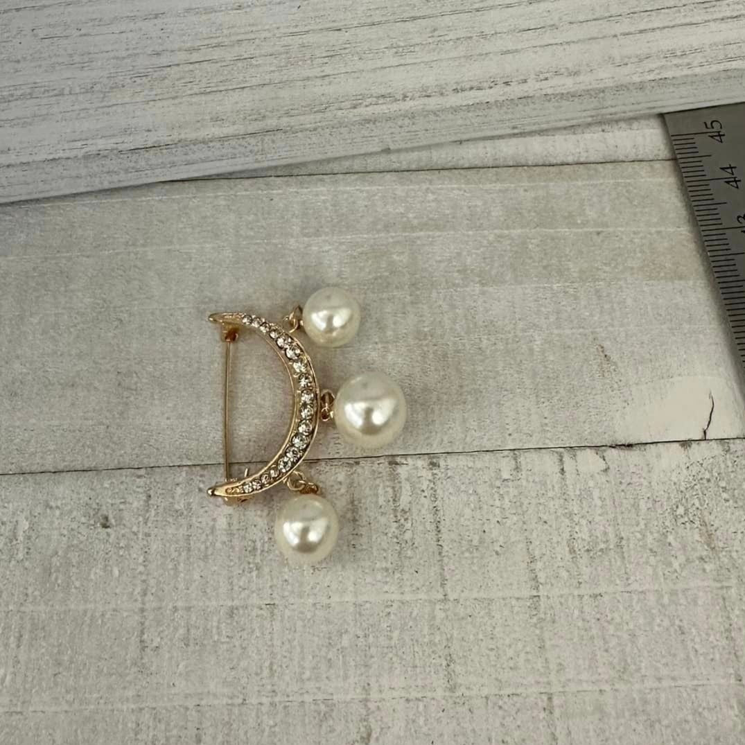Half Moon Pearl Buckle Pins